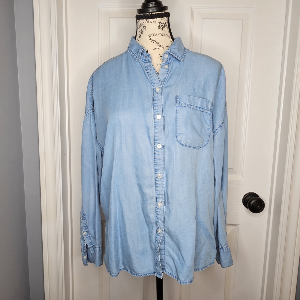 Suzy Shier Light Wash Chambray Denim Look Button Down Shirt Long Sleeve Size M